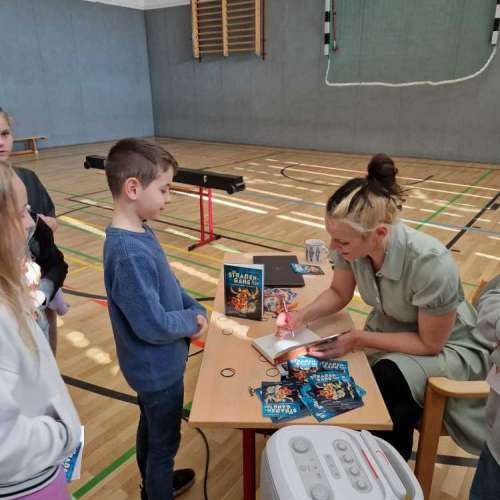 grundschule-buschweg.de > Bildergalerie > Autorenlesung mit Cally Stronk