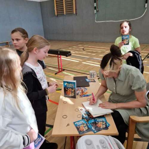 grundschule-buschweg.de > Bildergalerie > Autorenlesung Cally Stronk