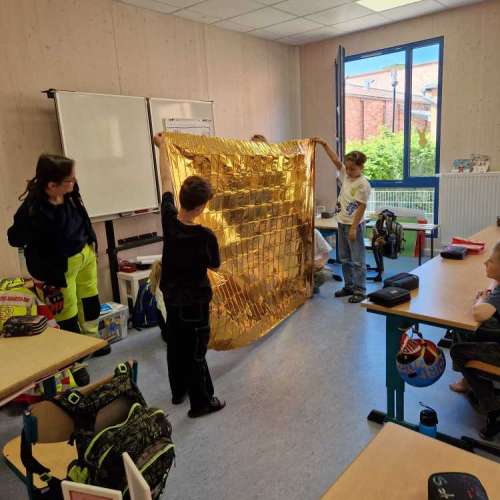 grundschule-buschweg.de > Bildergalerie > Erste-Hilfe-Kurs in der Fuchsklasse