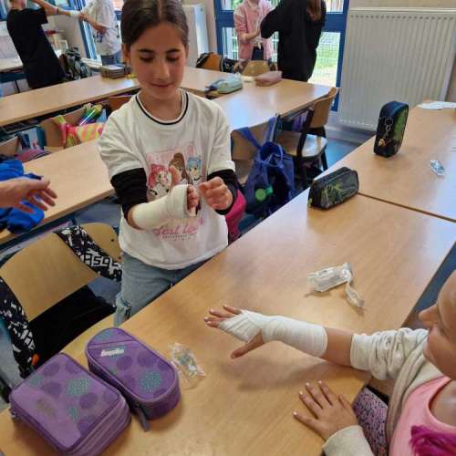 grundschule-buschweg.de > Bildergalerie > Erste-Hilfe-Kurs in der Fuchsklasse