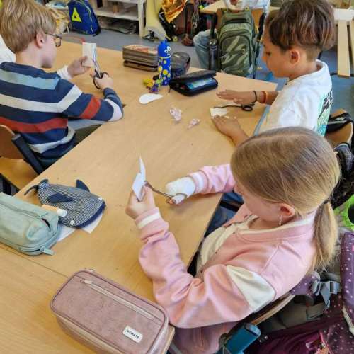 grundschule-buschweg.de > Bildergalerie > Erste-Hilfe-Kurs in der Fuchsklasse