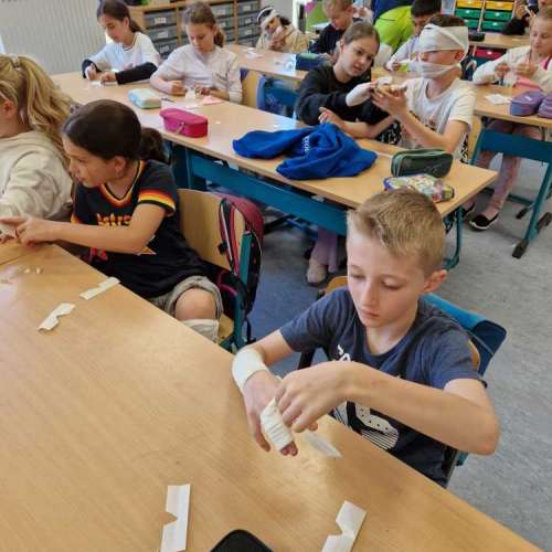 grundschule-buschweg.de > Bildergalerie > Erste-Hilfe-Kurs in der Fuchsklasse