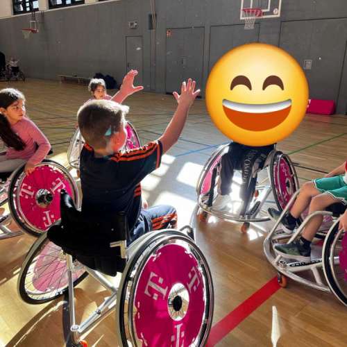 grundschule-buschweg.de > Bildergalerie > Rollstuhlprojekt Fledermausklasse