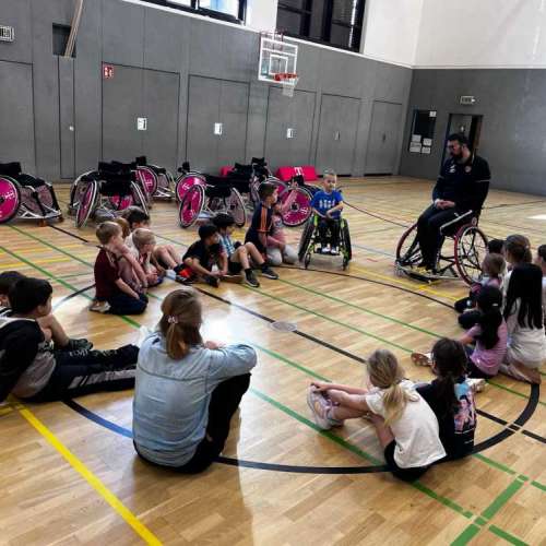 grundschule-buschweg.de > Bildergalerie > Rollstuhlprojekt Fledermausklasse